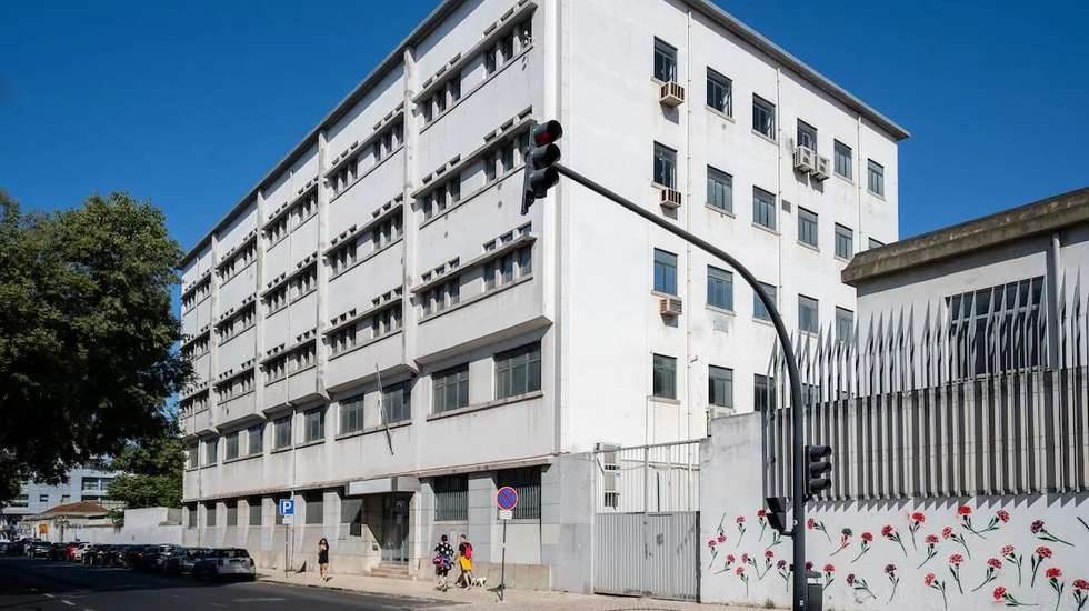 O número 26 da Avenida de Berna é um antigo centro de recrutamento militar e foi a solução anunciada pela Câmara Municipal de Lisboa face ao despejo da Academia de Amadores de Música das atuais instalações, no Chiado