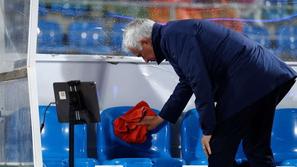 Mourinho atirou a toalha ao chão no que toca à luta pelo título e estabeleceu como novo objetivo assegurar o segundo lugar do Campeonato