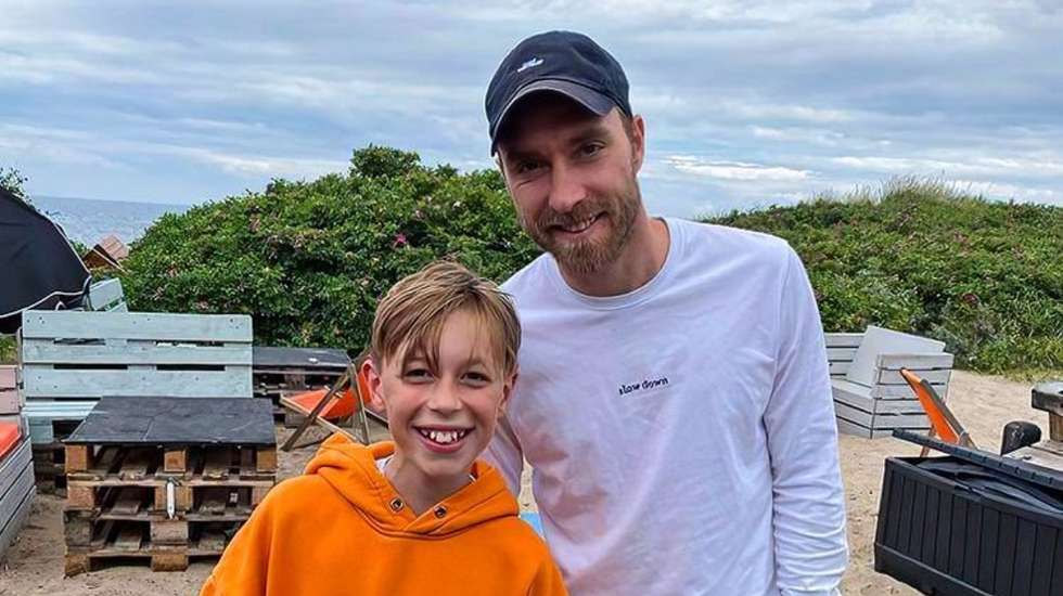 Eriksen foi à praia de Tidvilde Strand almoçar e cruzou-se com jovem fã que estava a fazer um anúncio, tirando uma fotografia que não demorou a tornar-se viral