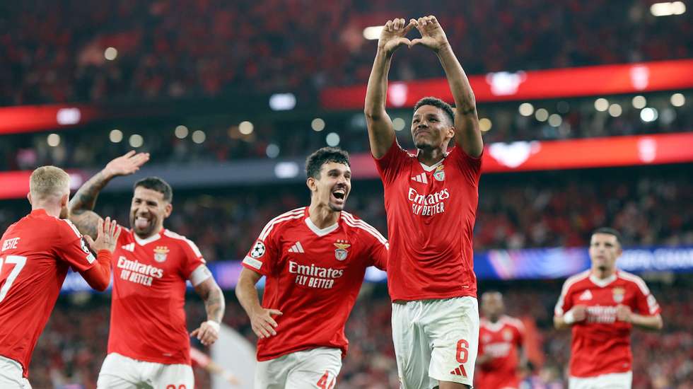Alexander Bah fez o terceiro golo dos encarnados, de cabeça