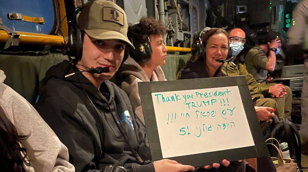O soldado refém libertado escreveu num quadro branco: “Obrigado, Presidente Trump!!!"