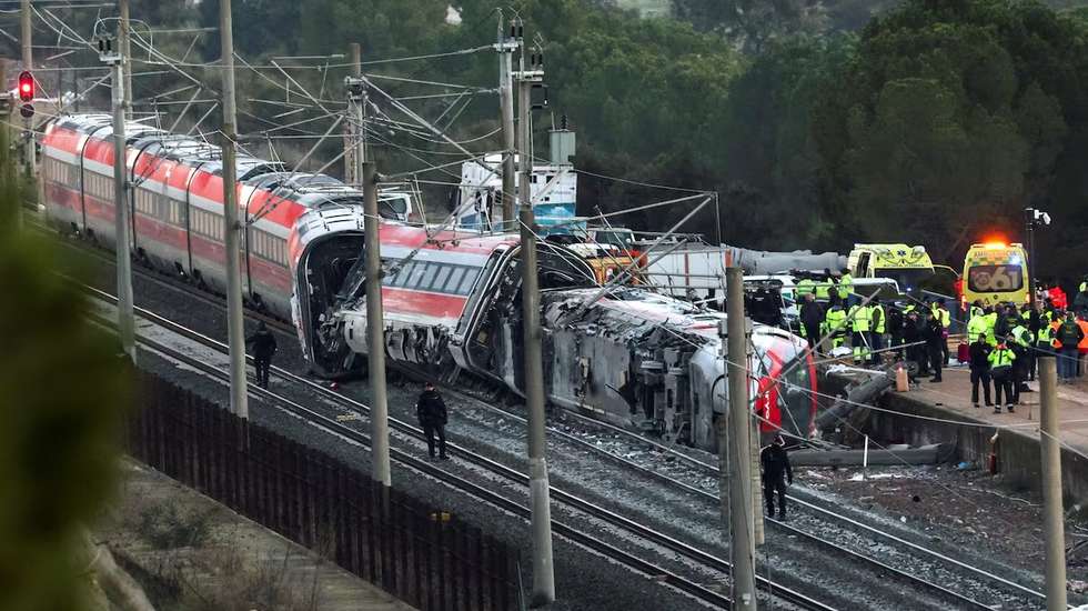 Descarrilaram as três últimas carruagens do Irya, que entraram na via férrea contrária onde circulava outro comboio