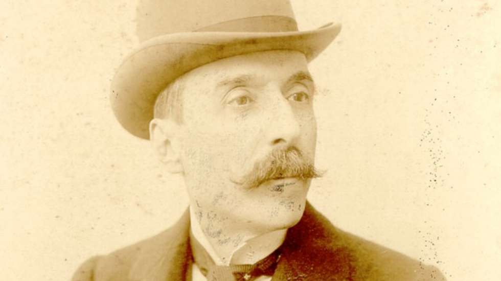 Eça de Queiroz morreu em 16 de Agosto de 1900 e foi sepultado em Lisboa. Foi autor de contos e romances, entre os quais "Os Maias"