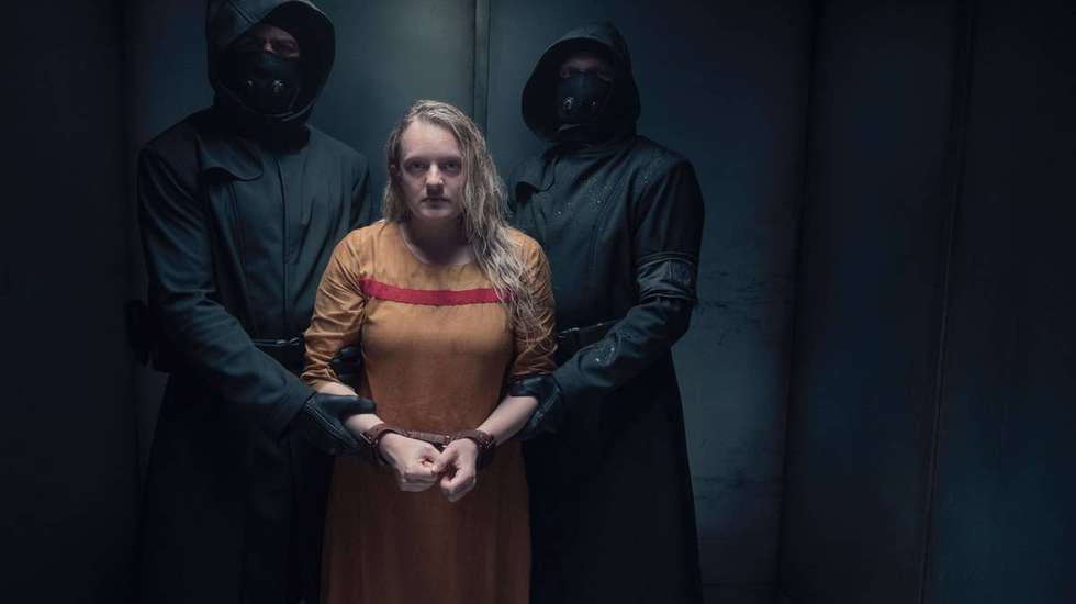 Elizabeth Moss, ou melhor, a intensa June Osbourne, o veículo mais-que-perfeito para a distopia de Margaret Atwood na televisão