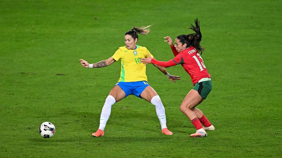 Gabi Zanotti marcou o primeiro golo das brasileiras logo nos instantes iniciais do jogo