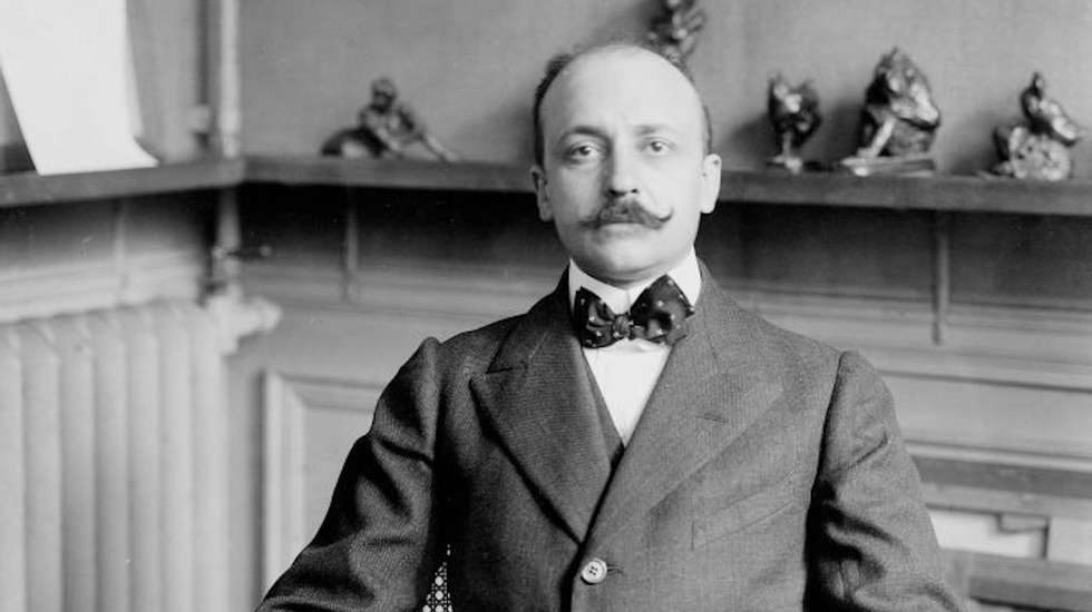 "Mafarka, o Futurista" deve ser lido na ótica contrária àquela que levou Marinetti a ser julgado por atentado ao pudor, em 1910, um ano após a publicação do romance: primeiro a literatura, depois a literatura
