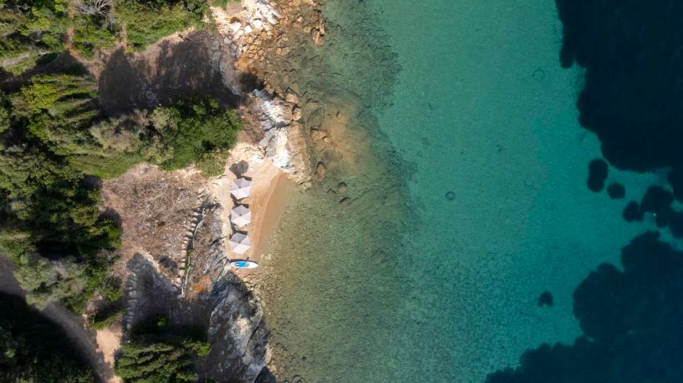 Argyronisos localiza-se na Baía de Pteleos, uma zona protegida, no coração do norte do Mar Egeu, ao largo da costa norte de Eubeia