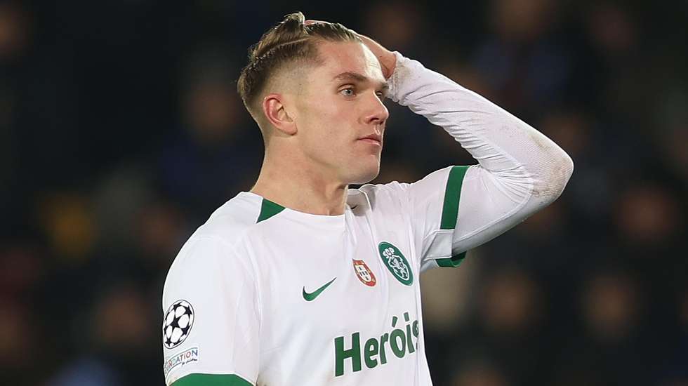 Viktor Gyökeres travou um duelo aceso com Mechele apesar de ter visto cedo um cartão amarelo e foi um dos melhores do Sporting na Bélgica