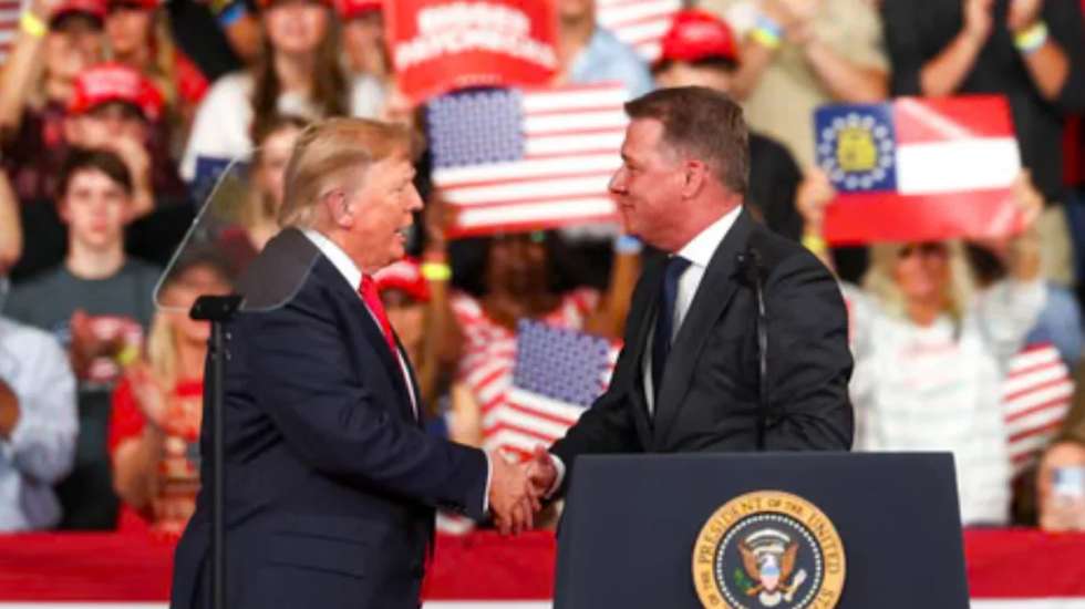 Trump a agradecer o investimento na fábrica americana a Gernot Döllner, membro da administração da Audi