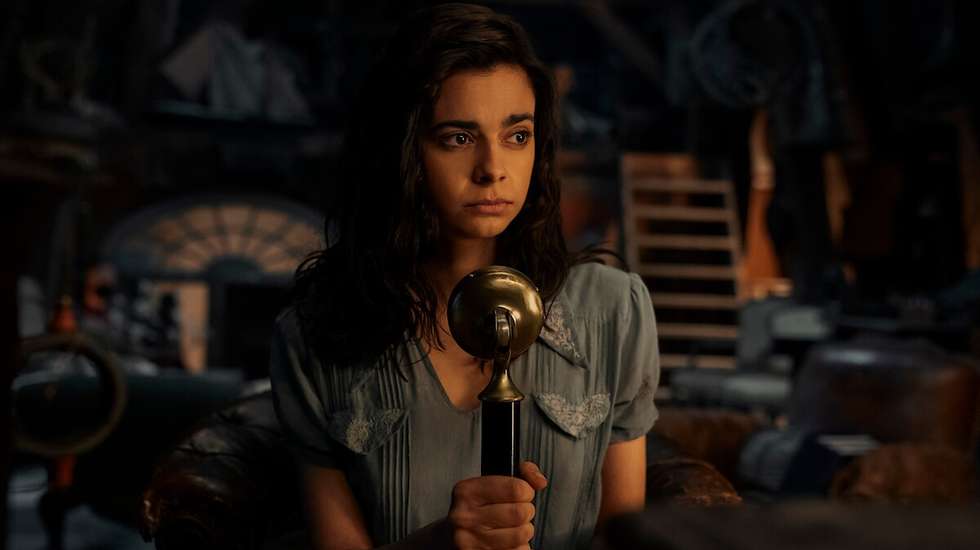 Na série, tal como no livro, o protagonismo é de Marie-Laure LeBlanc, uma jovem cega (interpretada por Aria Mia Loberti) que vê o mundo através das histórias da rádio