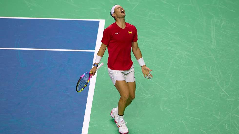 Rafa Nadal perdeu no primeiro jogo de singulares entre Espanha e Países Baixos, antes de Alcaraz igualar a eliminatória e os neerlandeses vencerem o jogo de pares