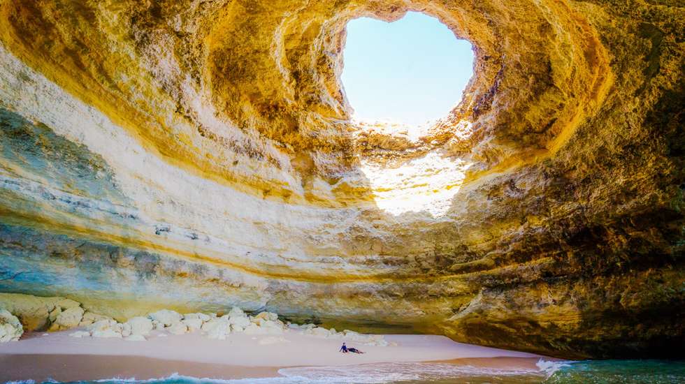 As visitas às grutas de Benagil foram reguladas e as normas de acesso entraram em vigor a 13 de agosto de 2024, entre elas a proibição de desembarque e de acesso a nado ao seu interior