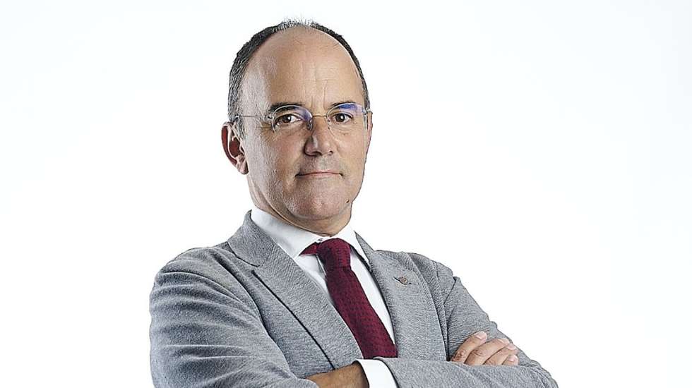 Tiago Bianchi, que é hoje professor no Colégio de São Tomás, onde exerceu funções de diretor pedagógico, é formado em Economia e mestre em Ciência Política