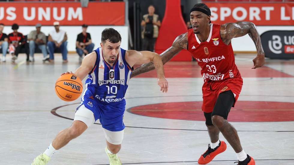 Os encarnados têm agora mais dois pontos do que os dragões no Campeonato de basquetebol