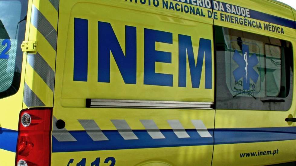 Acidente ocorreu quando um bloco de cimento caiu e atingiu o homem