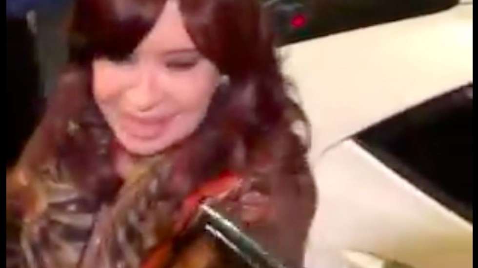 Vídeos divulgados por vários canais de televisão mostram o momento em que uma pessoa apontou a alegada arma de fogo em frente ao rosto da ex-Presidente argentina Cristina Kirchner