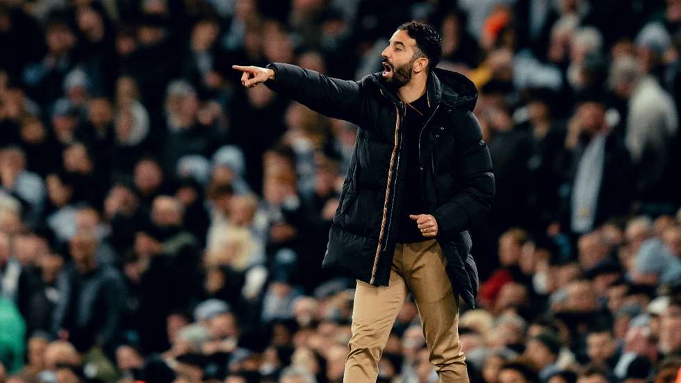 Ruben Amorim conseguiu a primeira vitória fora na Premier League no dérbi frente ao City no Etihad Stadium com uma reviravolta nos minutos finais