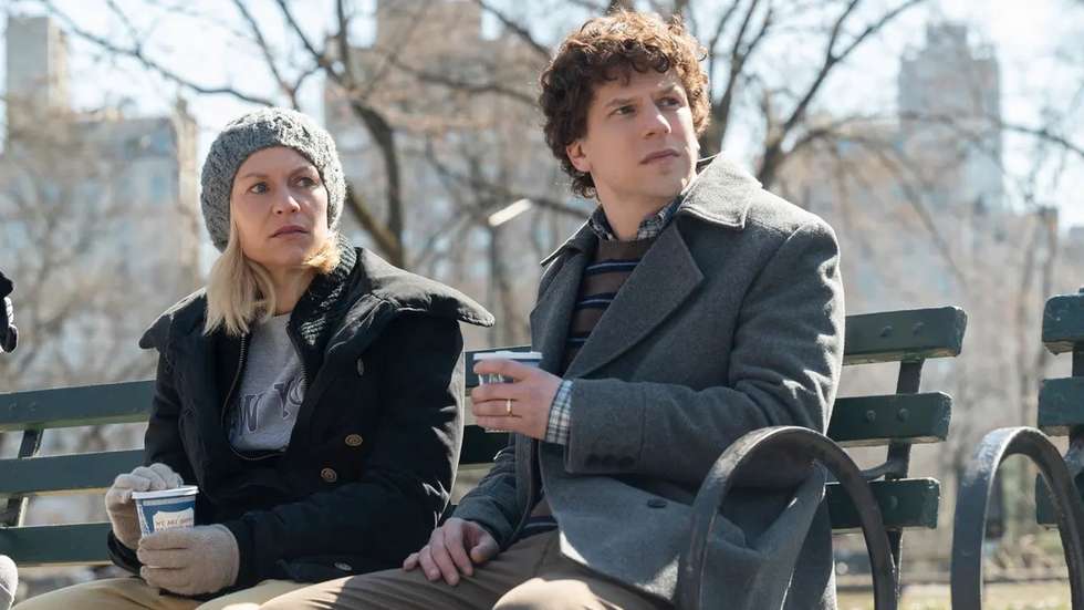 É a partir do drama vivido na família de Rachel e Toby (Fleishman, precisamente), interpretados por Claire Danes e Jesse Eisenberg, que a narrativa se desenrola