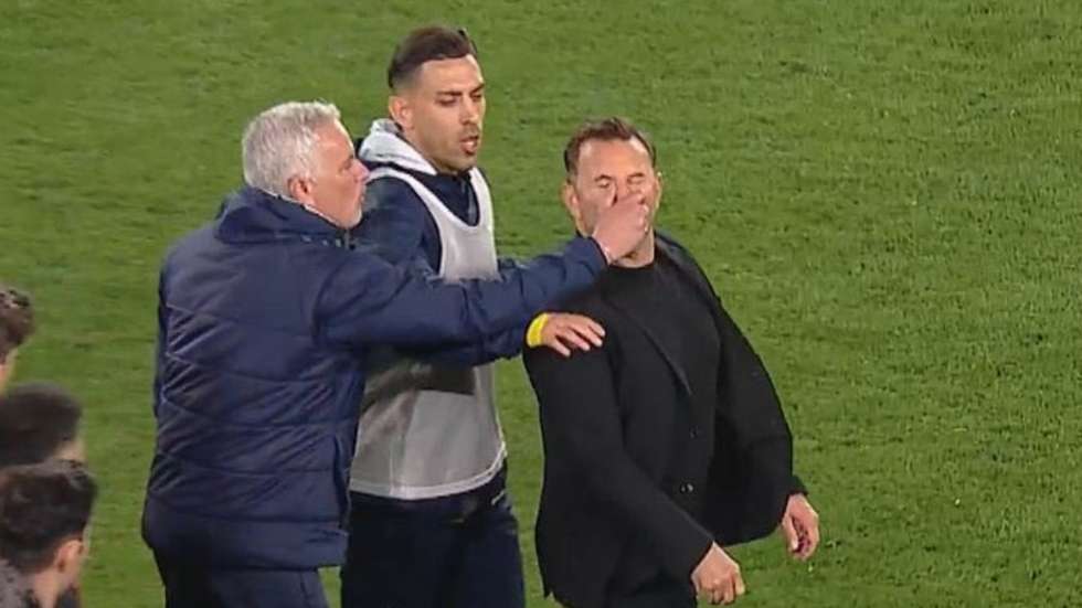 Mourinho conseguiu furar a barreira de seguranças a meio-campo após o dérbi e apertou o nariz ao técnico contrário, Okan Buruk