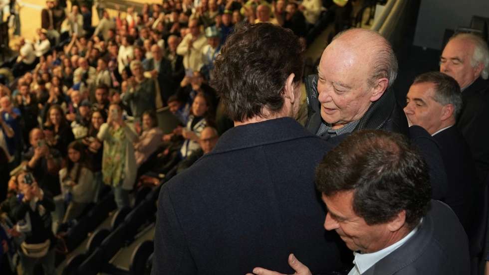 A imagem que marcou o jogo 5 da final do Campeonato de voleibol feminino: o abraço de André Villas-Boas a Pinto da Costa