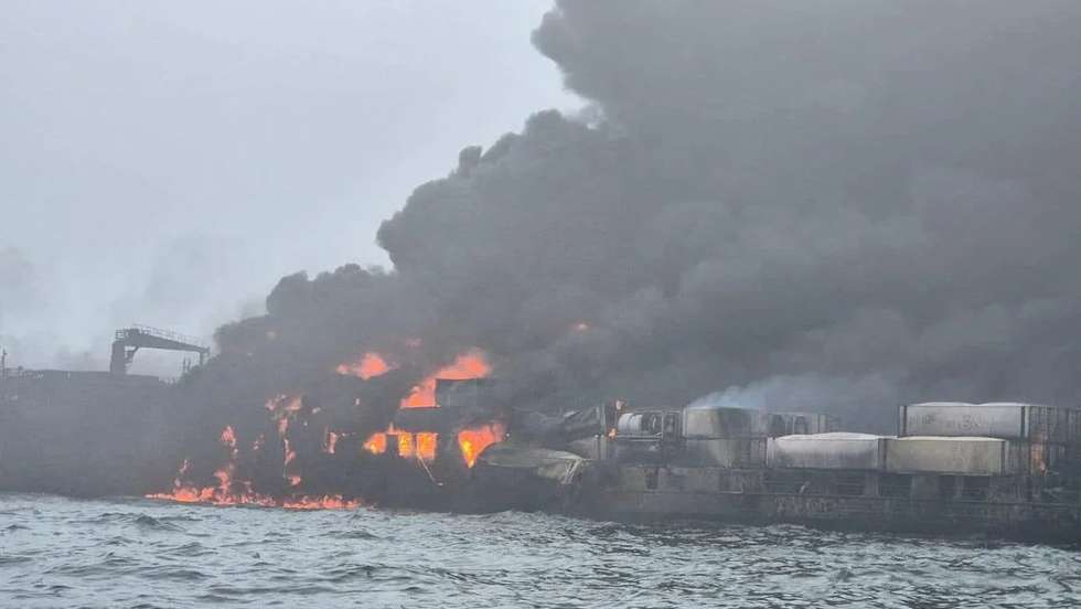 Cargueiro e navio-petroleiro que colidiram em Inglaterra
