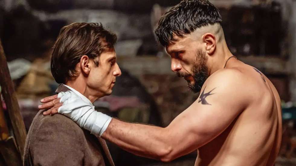 Jamie Bell e Richard Gaad, como Niall e Ruben, aqui no início do episódio, antes do flashback que nos leva — e a eles — até ao passado