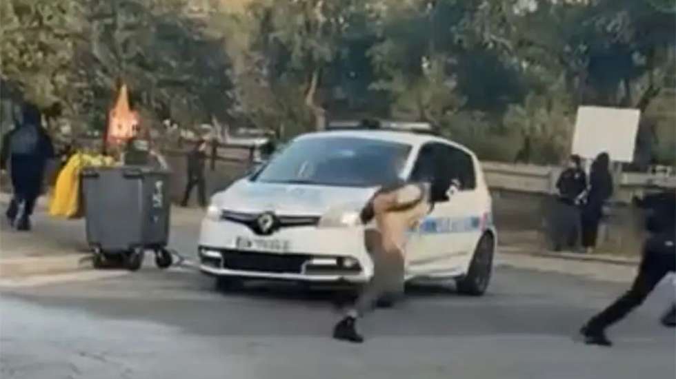 Agente de segurança avançou com o carro da corporação contra os jovens