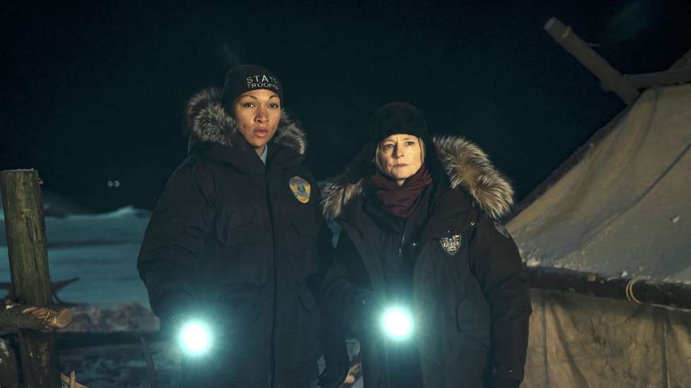 Kali Reis é Evangeline Navarro, Jodie Foster interpreta Elizabeth Danvers. Juntas vão tentar resolver o caso do estranho desaparecimento de oito cientistas que vivem quase como reclusos numa estação de pesquisa no Alaska e que desaparecem inexplicavelmente