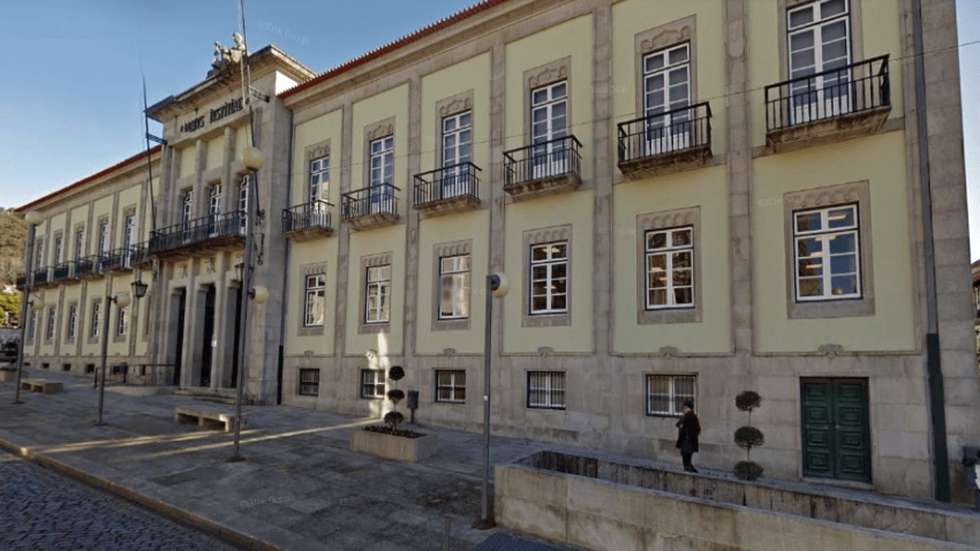 A jovem conseguiu libertar-se e colocar o homem fora de casa, tendo alertado o pai, com quem vive, que acionou as forças policiais