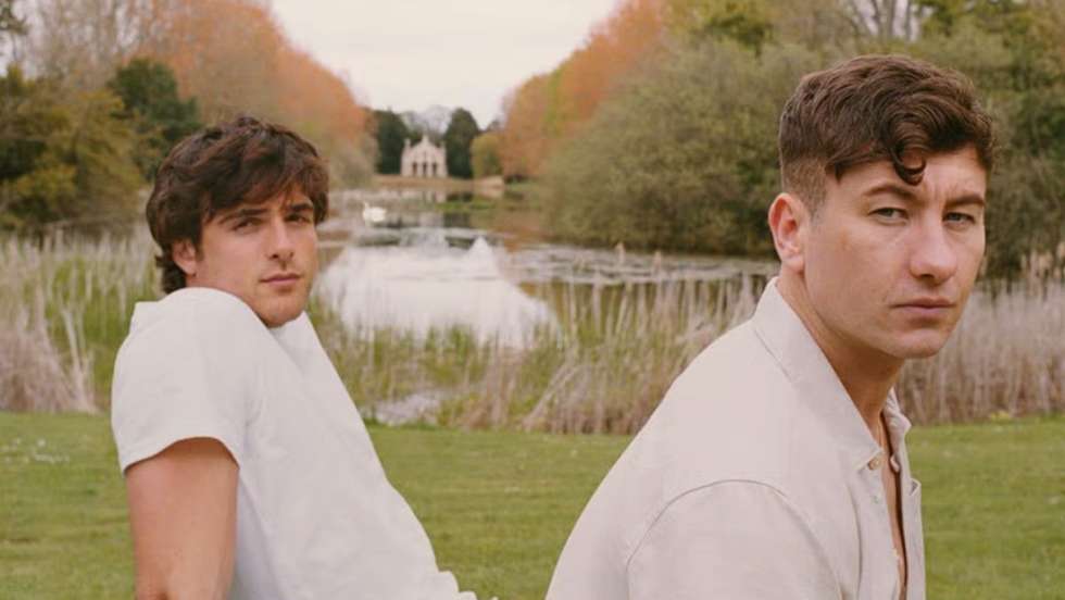 Jacob Elordi e Barry Keoghan protagonizam um filme desbragado e impiedoso, em que por vezes alguns detalhes da narrativa são soterrados pela diversão pura