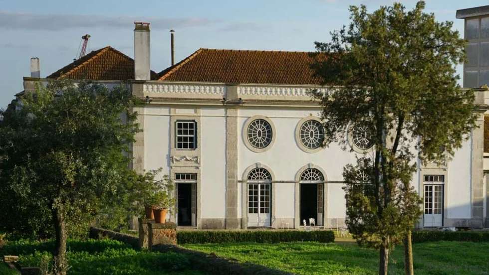 Edifício com 200 divisões foi erguido num terreno de mais de 7 mil metros quadrados