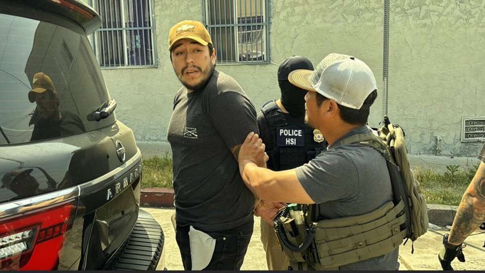 Filho de imigrantes mexicanos, Christian Cerna foi algemado e levado por agentes do ICE na presença da sua mulher e dos filhos