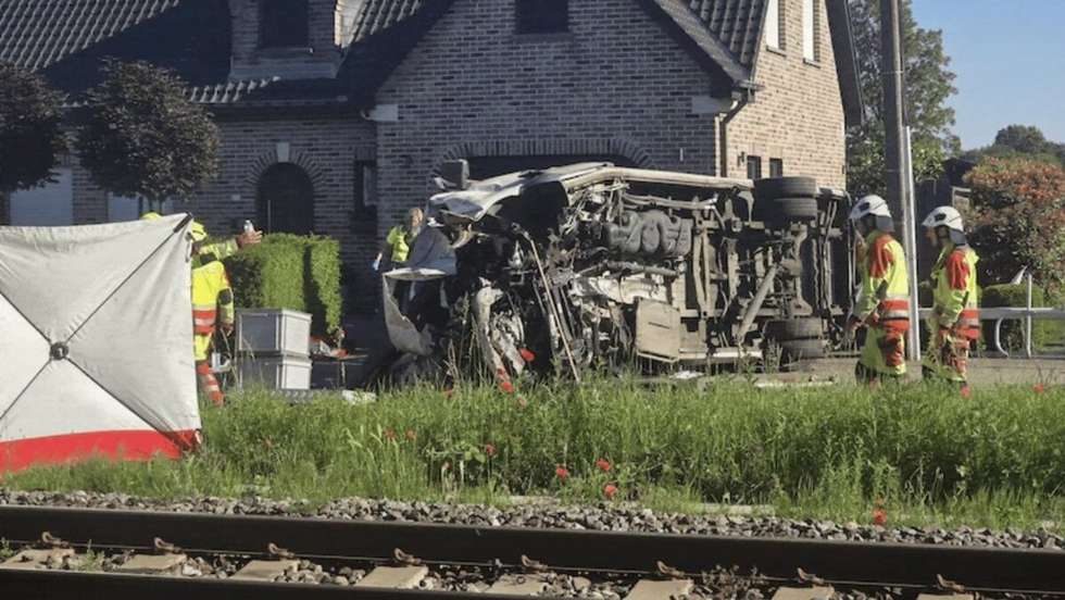 Autocarro terá ultrapassado sinais vermelhos e colidido com um comboio
