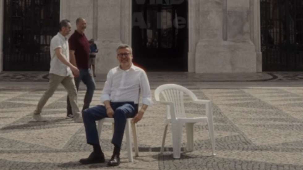 Carlos Moedas sentou-se numa das cadeiras monobloco que foram colocadas à frente de um dos edifícios da Praça do Município