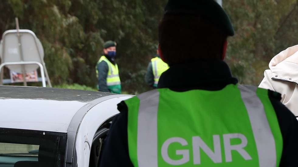 Um automobilista brasileiro tenta entrar em Portugal sem autorização válida, sendo escoltado por uma patrulha da GNR novamente para Espanha, durante uma operação de controlo na entrada em Portugal pela fronteira do Caia (Elvas). As fronteiras foram repostas desde as 00:00 de domingo, dia 31 de Janeiro, no âmbito das medidas para conter a propagação da covid-19 no território português. Elvas, 31 de janeiro de 2021. NUNO VEIGA/LUSA
