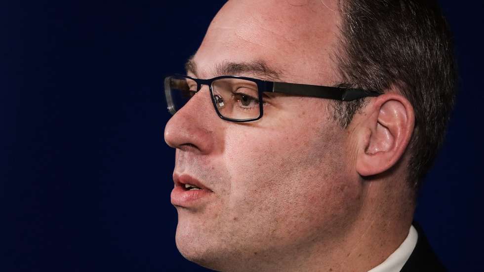 O presidente da Câmara Municipal do Seixal, Joaquim Santos, fala aos jornalistas após uma reunião com o primeiro-ministro, António Costa (ausente da fotografia), para discutir a construção do aeroporto do Montijo, no Palácio de São Bento, em Lisboa, 4 de março de 2020. A construção do aeroporto no Montijo só pode avançar mediante parecer favorável dos municípios afetados pela obra, segundo a lei atual. MÁRIO CRUZ/LUSA