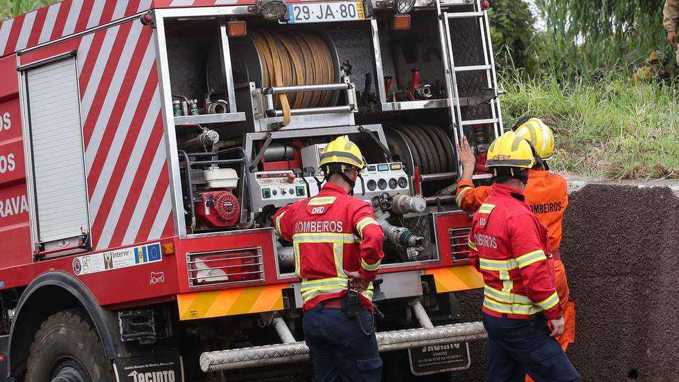 Bombeiros deslocam-se para o local de combate ao incêndio no sítio da Lombada no concelho da Ponta do Sol, 24 de agosto de 2024, O incêndio rural na ilha da Madeira deflagrou no dia 14 de agosto, nas serras do município da Ribeira Brava, propagando-se progressivamente aos concelhos de Câmara de Lobos, Ponta do Sol e, através do Pico Ruivo, Santana. HOMEM DE GOUVEIA/LUSA