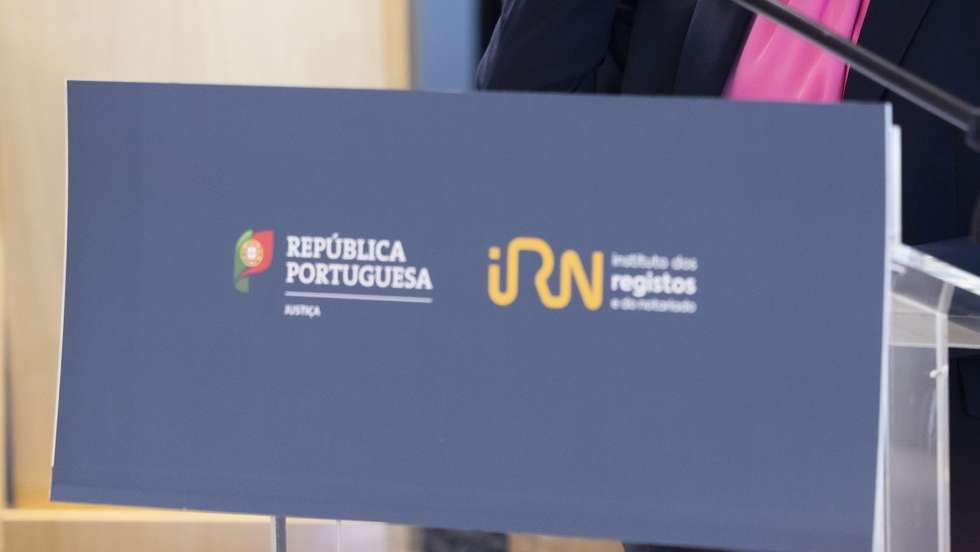 A ministra da Justiça, Rita Alarcão Júdice, usa da palavra durante a cerimónia de boas-vindas dos novos conservadores de registos do Instituto de Registos e Notariado (IRN), no Campus de Justiça, em Lisboa, 28 de maio de 2025. JOSÉ SENA GOULÃO/LUSA