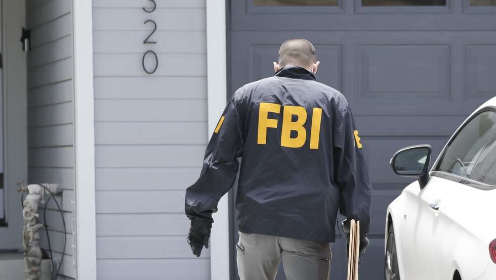 epa11426808 An agent from the Federal Bureau of Investigation executing a search warrant on the home of Andy Duong, owner of California Waste Solutions, in Oakland, California, USA, 20 June 2024. The FBI confirmed search warrants for Mayor Thao's home and another nearby home, but had not yet provided details on the nature of the investigation. The other home searched today is owned by Andy Duong, the owner of California Waste Solutions, a company investigated in the past by the Oakland Public Ethics Commission for alleged political money laundering.  EPA/JOHN G MABANGLO