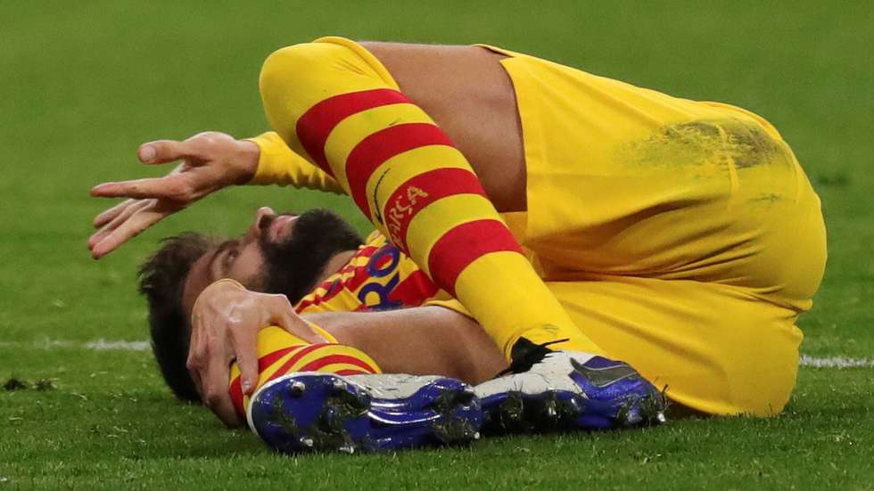 epa08834905 Barcelona's defender Gerard Pique suffers an injury during the Spanish LaLiga soccer match between Atletico de Madrid and FC Barcelona at Wanda Metropolitano stadium in Madrid, Spain, 21 November 2020.  EPA/JUANJO MARTIN