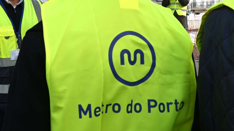 O presidente da Administração da Metro do Porto, Emídio Gomes (C) acompanha o Presidente da Câmara Municipal do Porto, Pedro Duarte (E) na visita da obra da Linha Rosa da Metro do Porto. Porto, 09 de janeiro de 2026. FERNANDO VELUDO/LUSA
