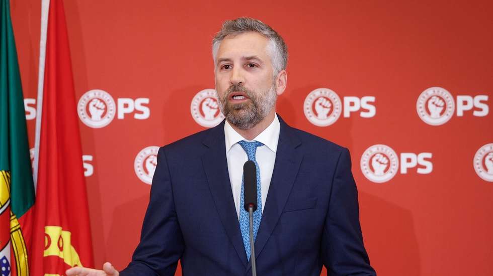 O secretário-geral do Partido Socialista (PS), Pedro Nuno Santos (D), ladeado pelo presidente do Comité Económico e Social Europeu (CESE), Oliver Röpke (E), fala aos jornalistas após uma reunião na sede do partido, em Lisboa, 21 de junho de 2024. ANTÓNIO PEDRO SANTOS/LUSA