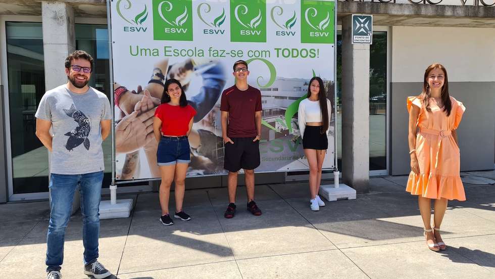 O professor José Lago Oliveira, a professora Lara da Silva Almeida e a equipa da EcoClass, na Escola Secundária de Vila Verde