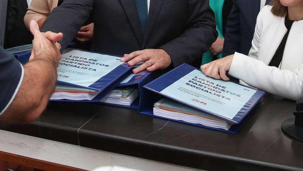 O presidente do PS/Madeira, Paulo Cafôfo (C-D), entrega a lista de candidatos às eleições legislativas regionais da Madeira no Tribunal do Funchal, no Funchal, 10 de fevereiro de 2025. HOMEM DE GOUVEIA/LUSA