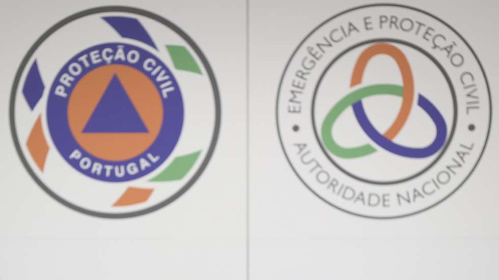 O Presidente da República, Marcelo Rebelo de Sousa (C), acompanhado pelo ministro da Administração Interna, José Luís Carneiro (E), durante a visita ao Núcleo de Apoio à Decisão - Análise de Incêndios Rurais (NAD-AIR), da Força Especial de Proteção Civil (FEPC) da Autoridade Nacional de Emergência e Proteção Civil (ANEPC), na sede da ANEPC em Carnaxide, 19 de julho 2023. FILIPE AMORIM/LUSA