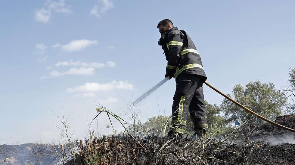 Um bombeiro combate um incêndio que deflagrou hoje numa área de mato e ervas secas na zona do Lumiar, em Lisboa, informou à Lusa o chefe de turno do Regimento de Sapadores Bombeiros, Lisboa, 29 de junho de 2023. O fogo – cujo alerta foi dado às 15:43 – está a lavrar na Azinhaga Fonte Velha, Quinta do Olival, perto da Rua Daciano Costa e do Clube de Ténis Paço do Lumiar e de acordo com informação disponível na página da Proteção Civil, pelas 17:30 estavam no local 71 operacionais, apoiados por 20 viaturas. ANTÓNIO PEDRO SANTOS/LUSA
