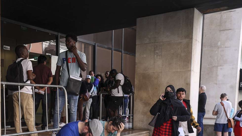 Manifestantes junto à da sede da AIMA - Agência para a Integração Migrações e Asilo em Lisboa na manifestação "Defenda os seus direitos". Ação de protesto convocada pela comunidade do Bangladesh em Portugal, contra os atrasos na renovação ou emissão do primeiro cartão de residência pelo Instituto dos Registos e do Notariado (IRN) 18 de abril de 2024.  MIGUEL A. LOPES/LUSA