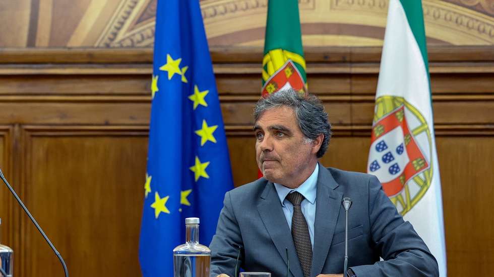 O ministro de Estado e dos Negócios Estrangeiros, Paulo Rangel (E), acompanhado pelo presidente da comissão dos Assuntos Europeus, Telmo Faria (D), à chegada para a sua audição perante a comissão parlamentar, na Assembleia da República, em Lisboa, 21 de janeiro de 2025. MANUEL DE ALMEIDA/LUSA