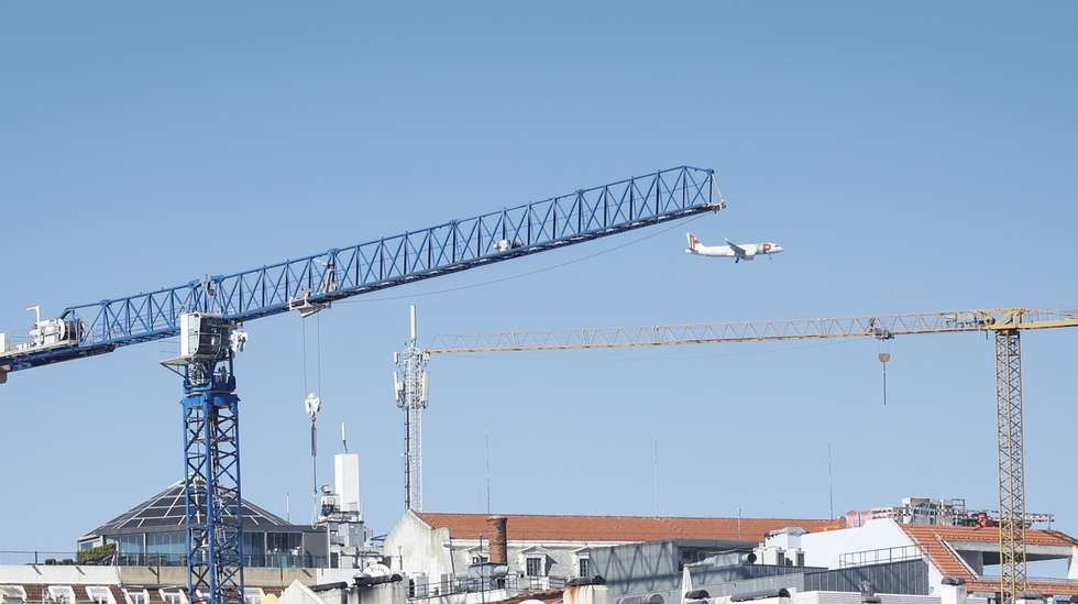 Visão geral do bairro da Mouraria, em Lisboa, 16 de fevereiro de 2025. Habitação. Arquitetura. Construção Civil. Gruas. ANTÓNIO PEDRO SANTOS/LUSA