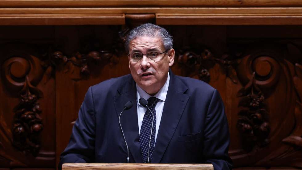 O ministro dos Assuntos Parlamentares, Carlos Abreu Amorim, intervém na sessão plenária sobre "O agravamento das condições de vida e negação de direitos fundamentais, habitação, saúde, educação", na Assembleia da República, em Lisboa, 16 de outubro de 2026. RODRIGO ANTUNES/LUSA